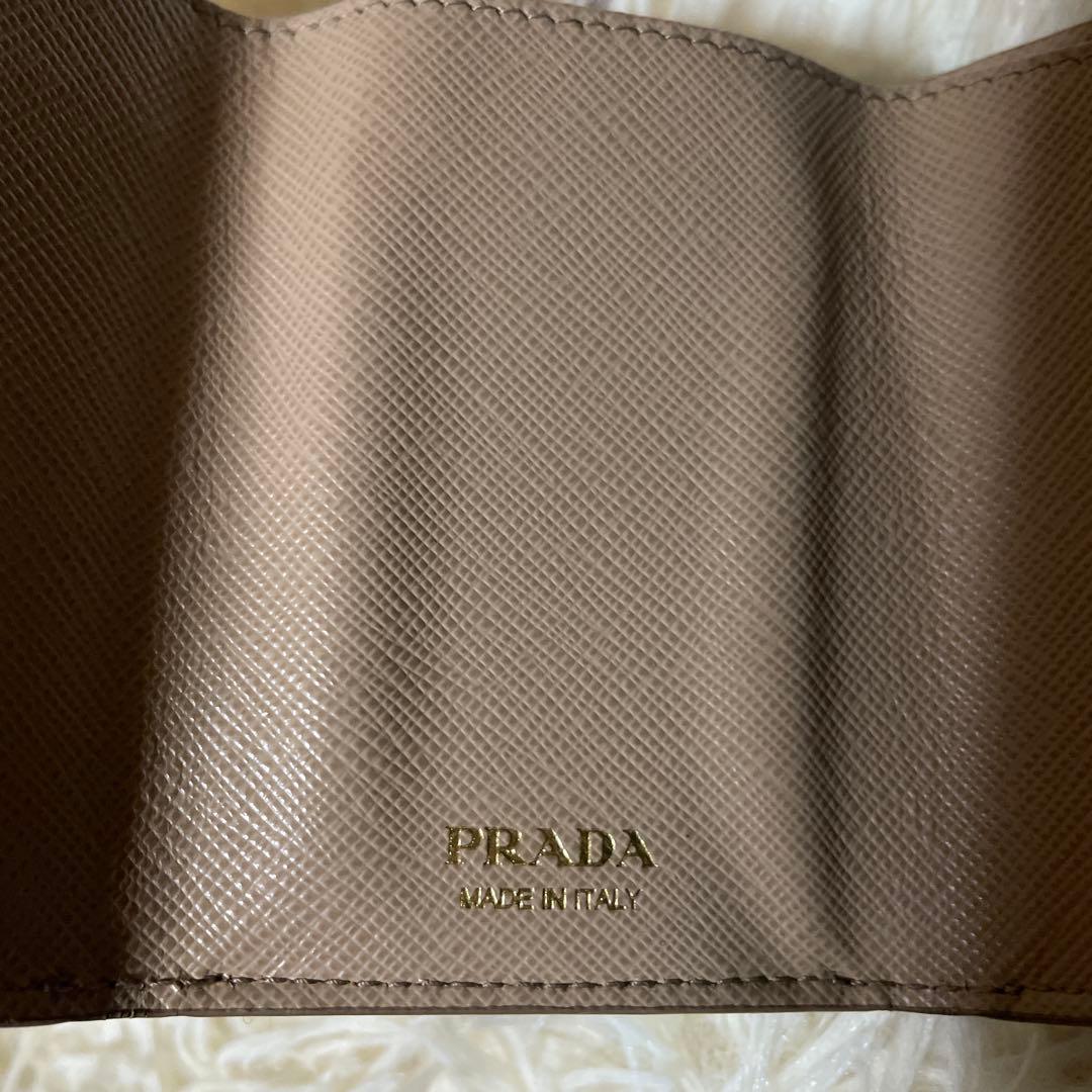ほぼ未使用　PRADA プラダ 財布　ミニ財布　ピンクベージュ　三角プレート