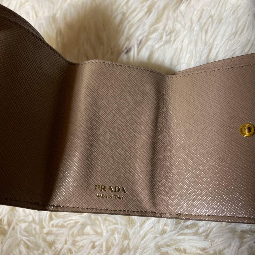 ほぼ未使用　PRADA プラダ 財布　ミニ財布　ピンクベージュ　三角プレート