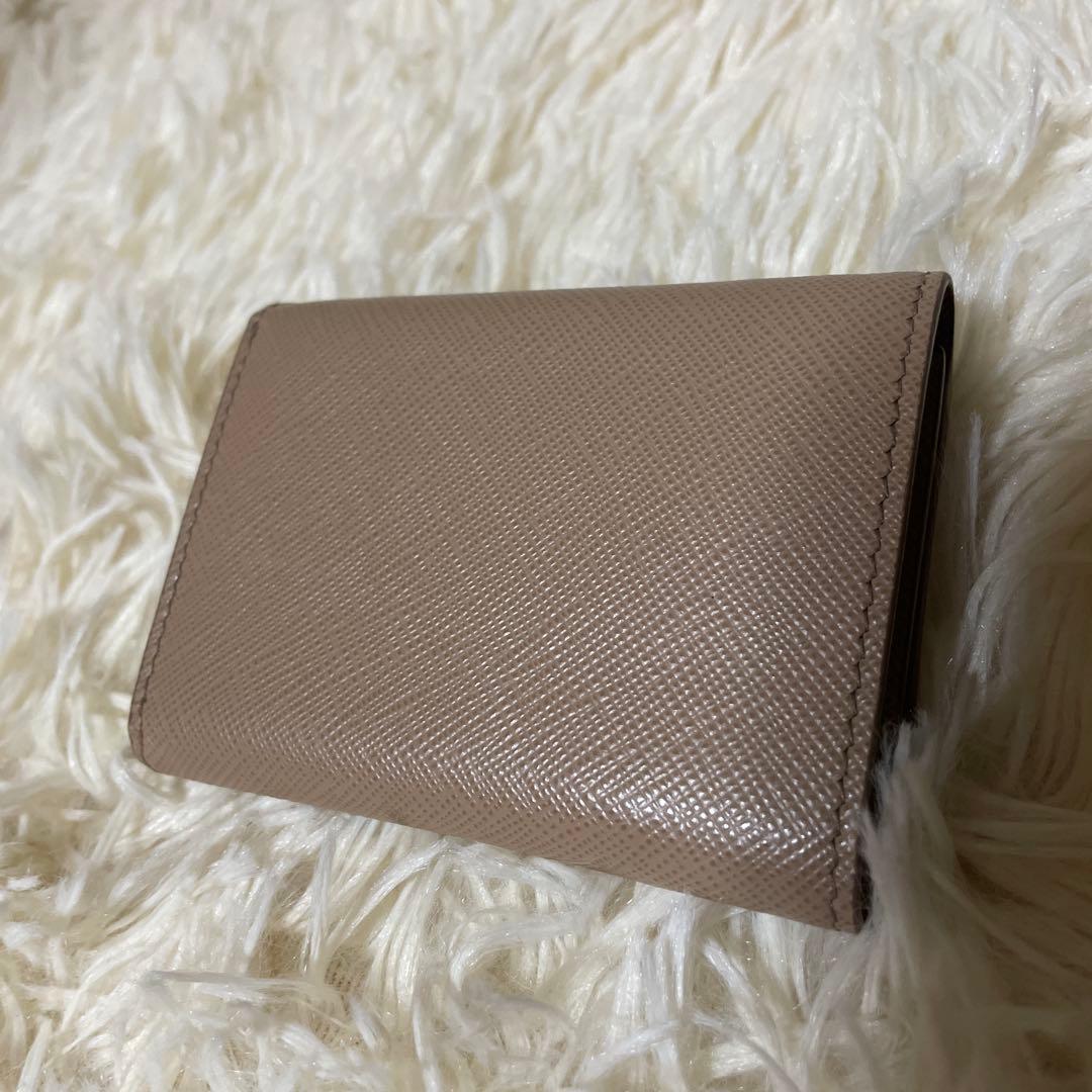 ほぼ未使用　PRADA プラダ 財布　ミニ財布　ピンクベージュ　三角プレート