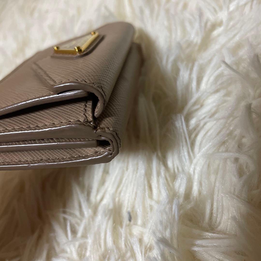 ほぼ未使用　PRADA プラダ 財布　ミニ財布　ピンクベージュ　三角プレート