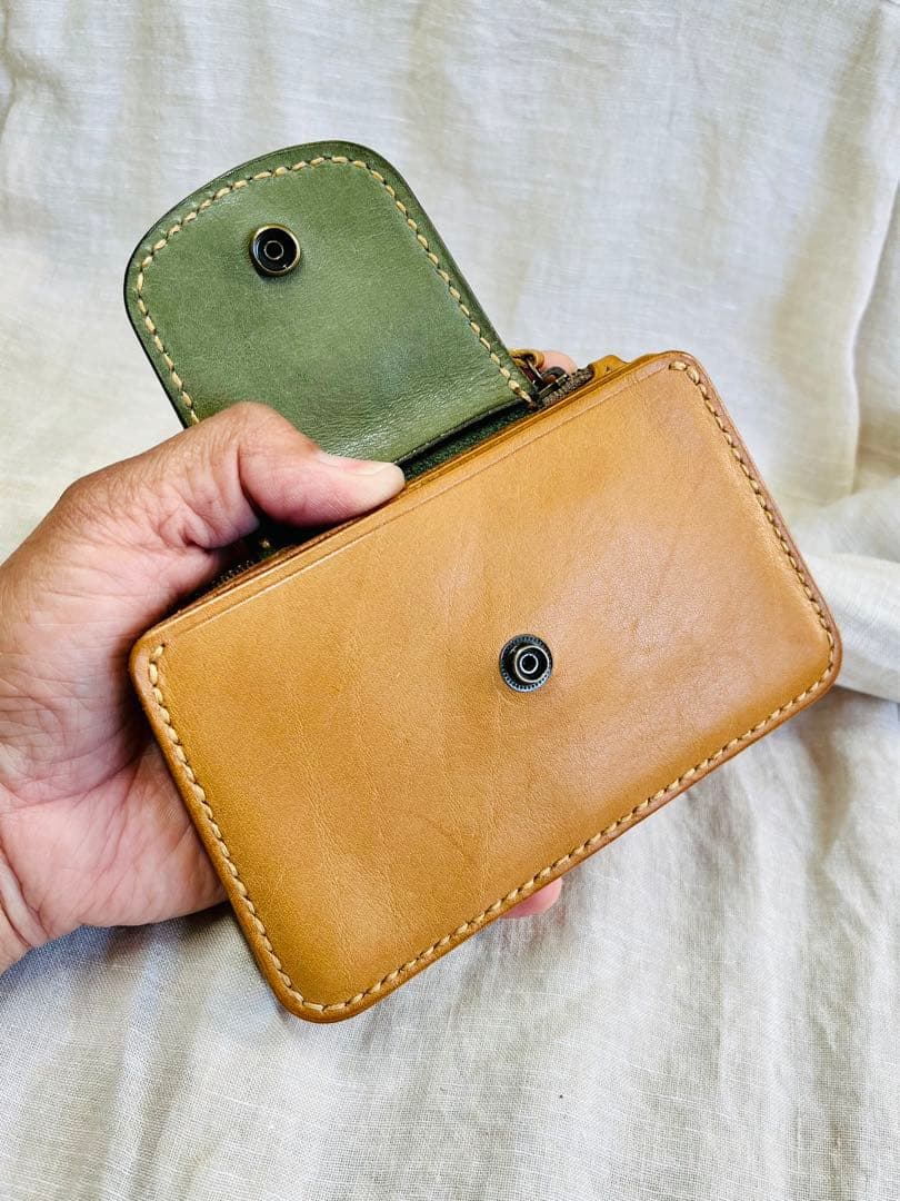 牛ヌメ革ミドルウォレット　本革を手縫いで製作したハンドメイドのオリジナルデザイン