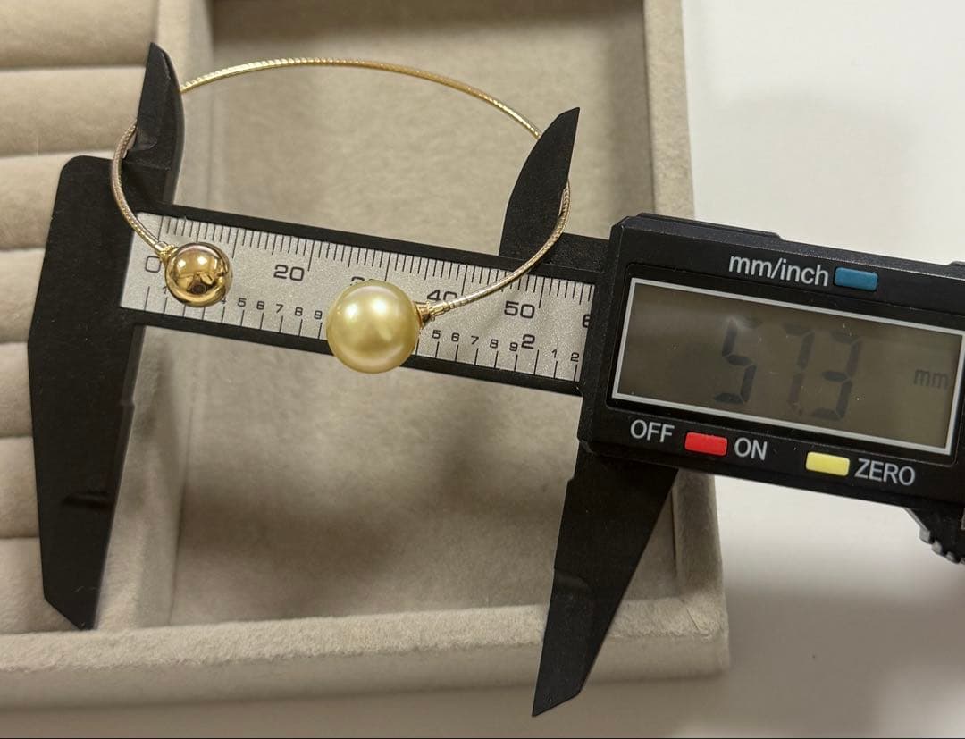 K18デザインバングル　南洋白蝶　ゴールデンパール　ゴールドボール　天然色本真珠