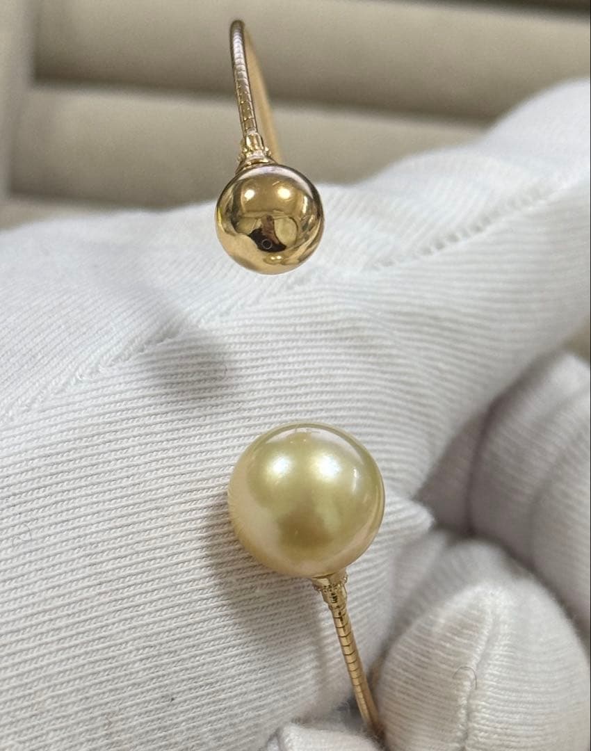 K18デザインバングル　南洋白蝶　ゴールデンパール　ゴールドボール　天然色本真珠