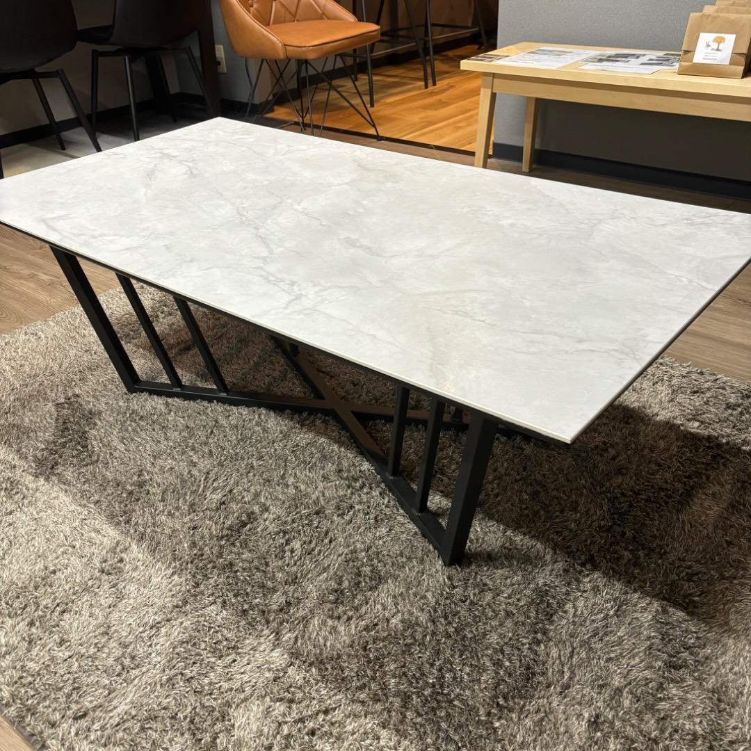 セラミックテーブル　艶消し　ライトグレー　125㎝　お洒落　モダン　大きめ　大型