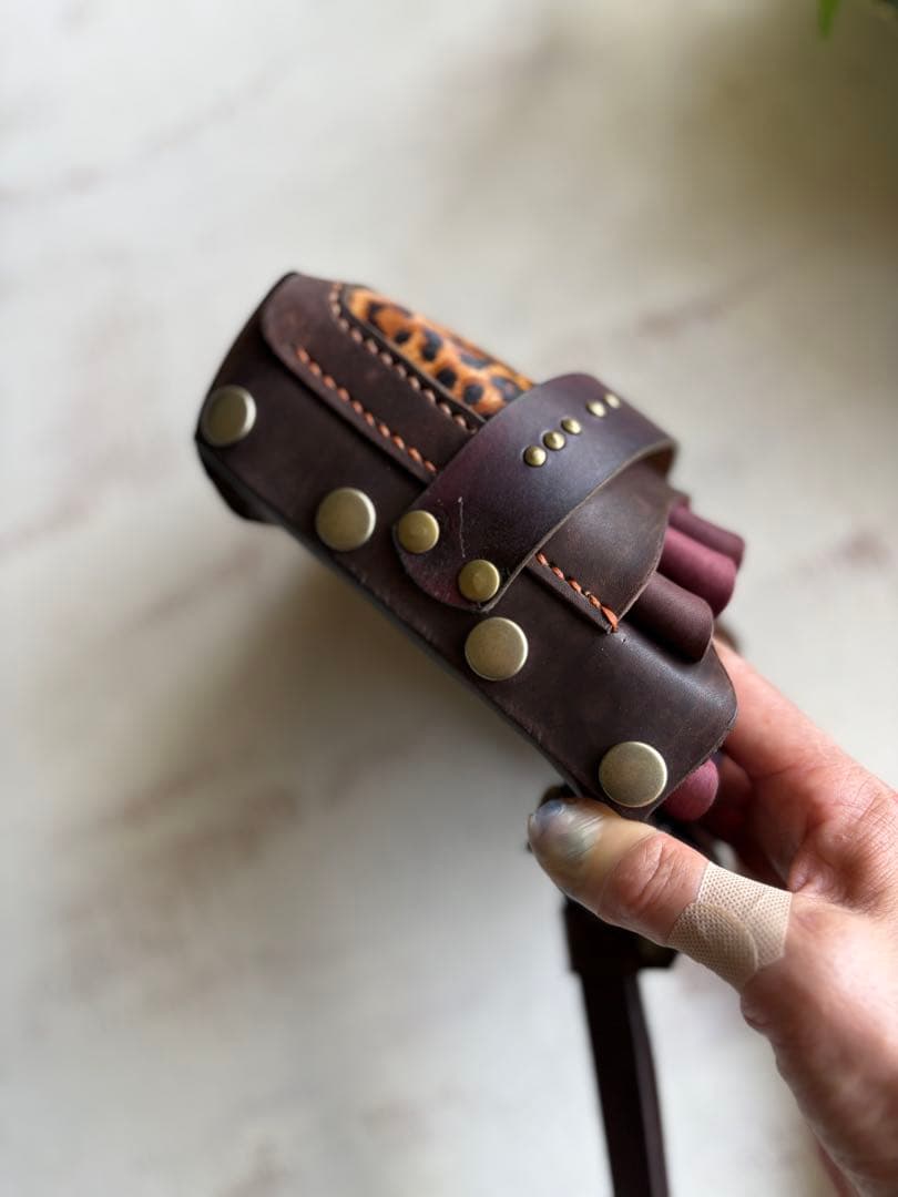 手染めブラウン、ハラコレオパードの大容量シザーケース