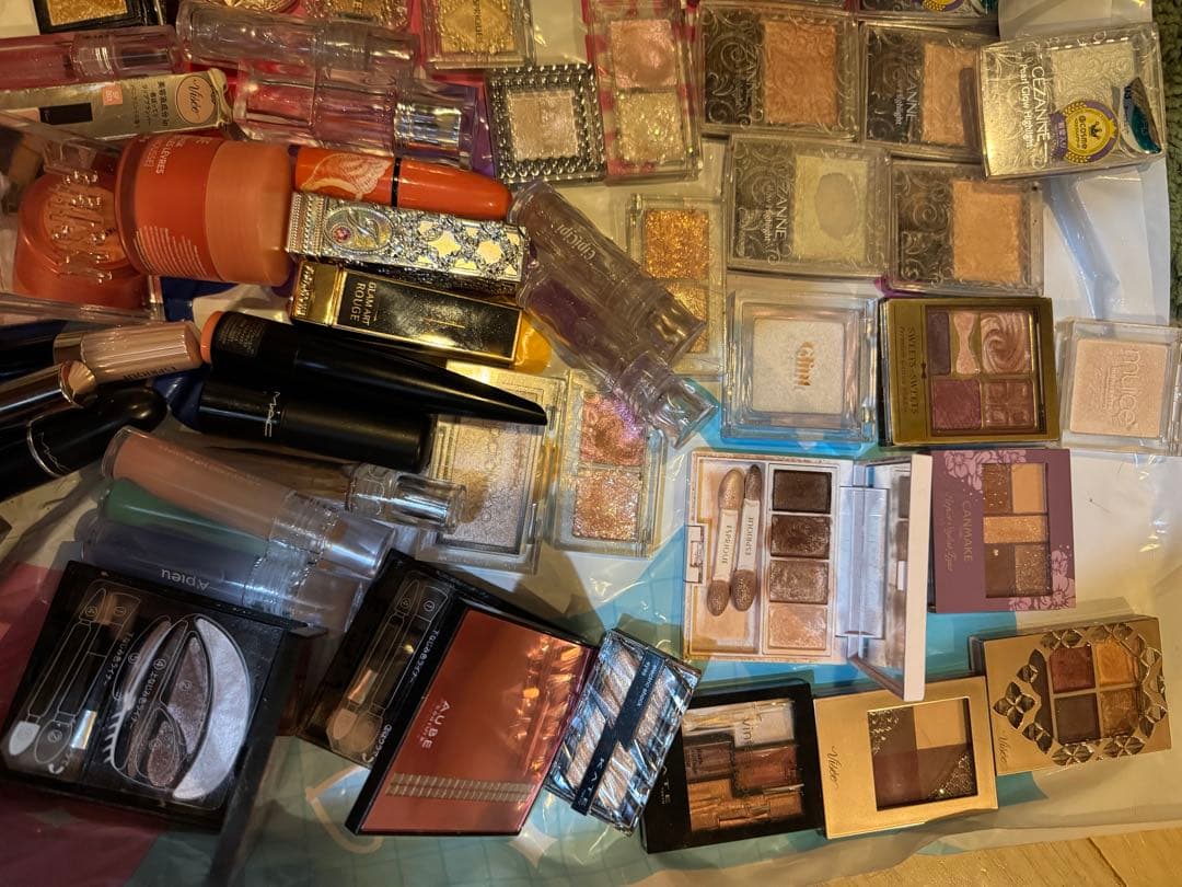 アイシャドウ　ハイライト　リップ　化粧品詰め合わせ　残量多　未使用もあり