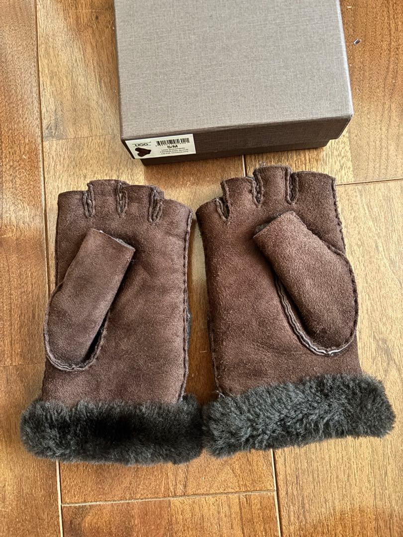 juju　UGG SHEEPSKIN FINGERLESS GROUVE
