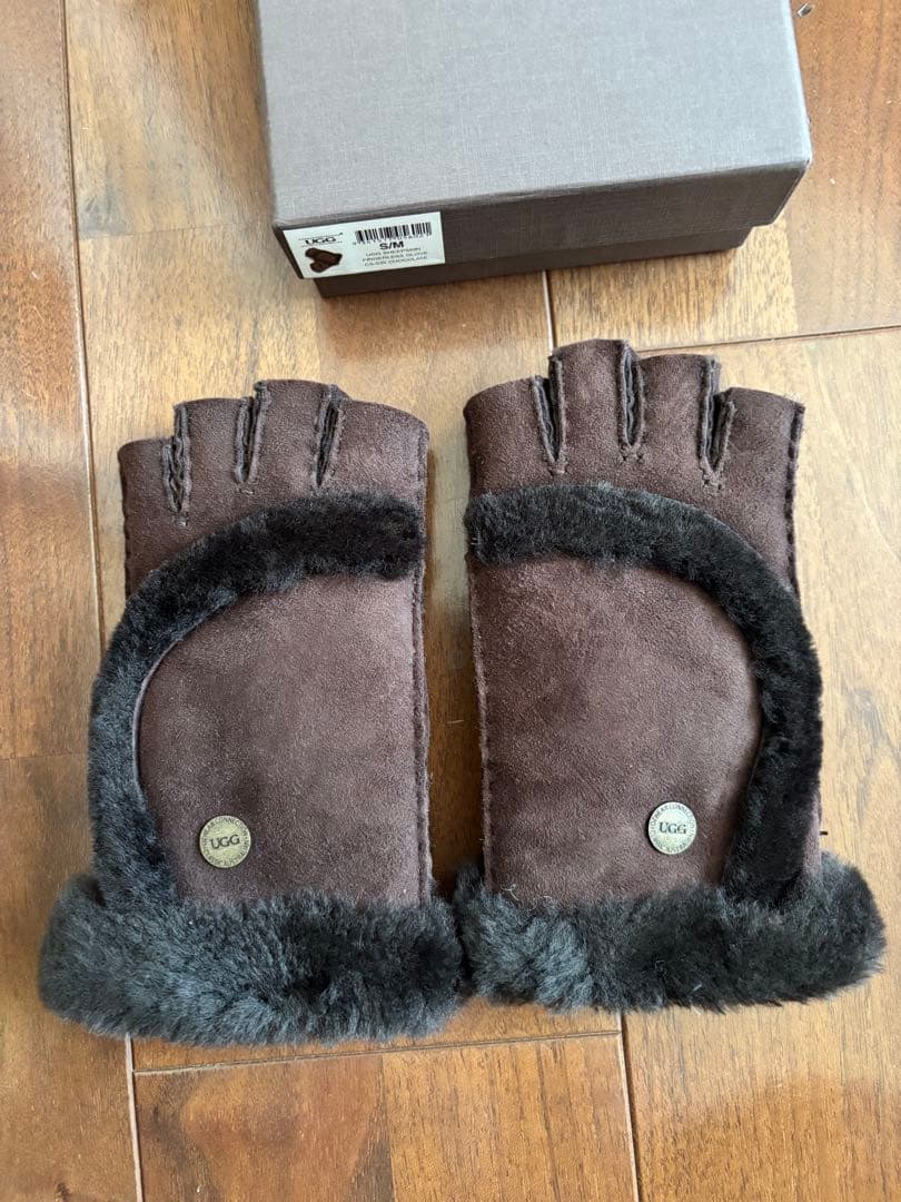 juju　UGG SHEEPSKIN FINGERLESS GROUVE