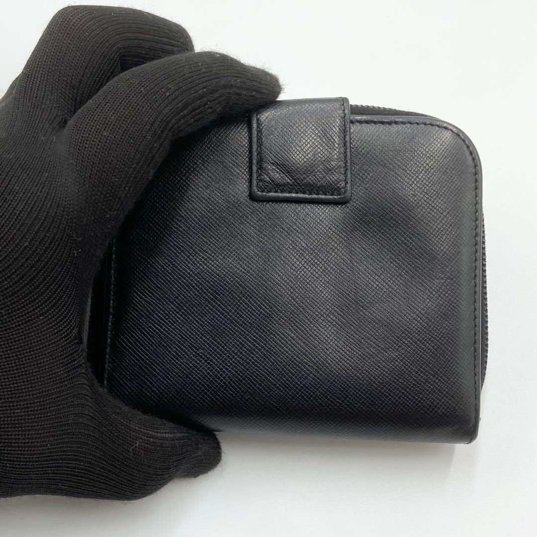 PRADA プラダ　折り財布　ロゴ金具　トライアングル　レザー　ブラック