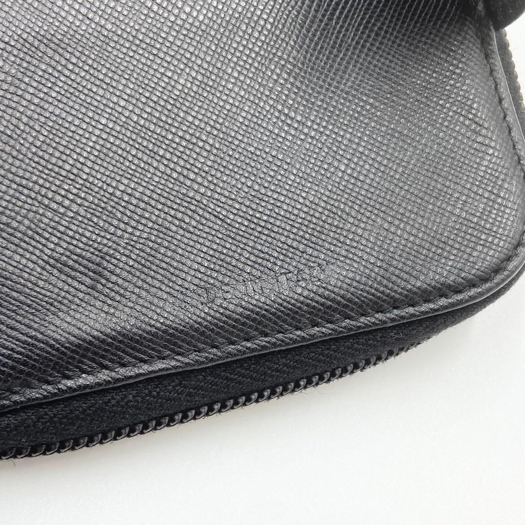 PRADA プラダ　折り財布　ロゴ金具　トライアングル　レザー　ブラック