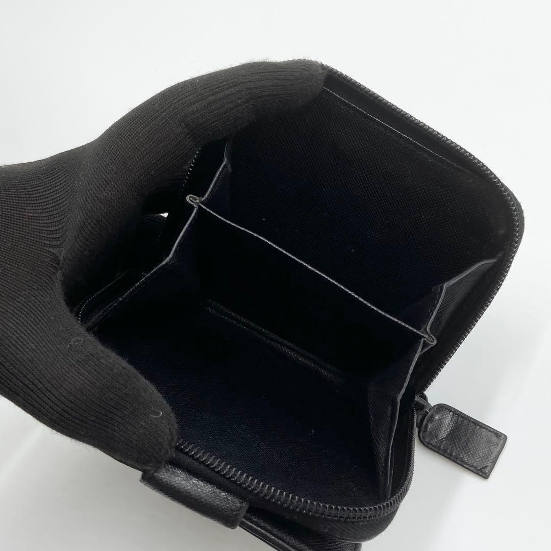 PRADA プラダ　折り財布　ロゴ金具　トライアングル　レザー　ブラック