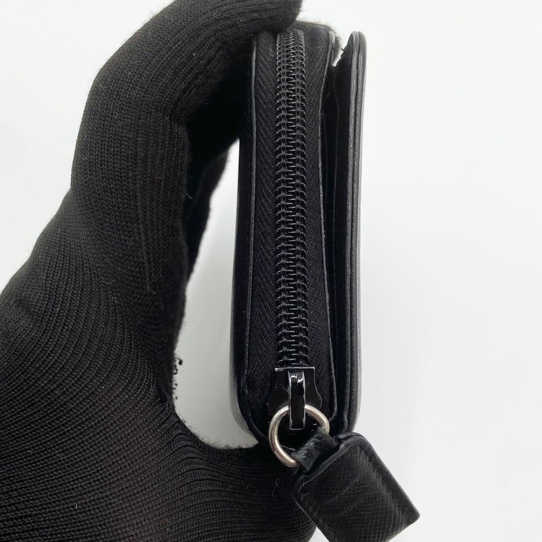 PRADA プラダ　折り財布　ロゴ金具　トライアングル　レザー　ブラック