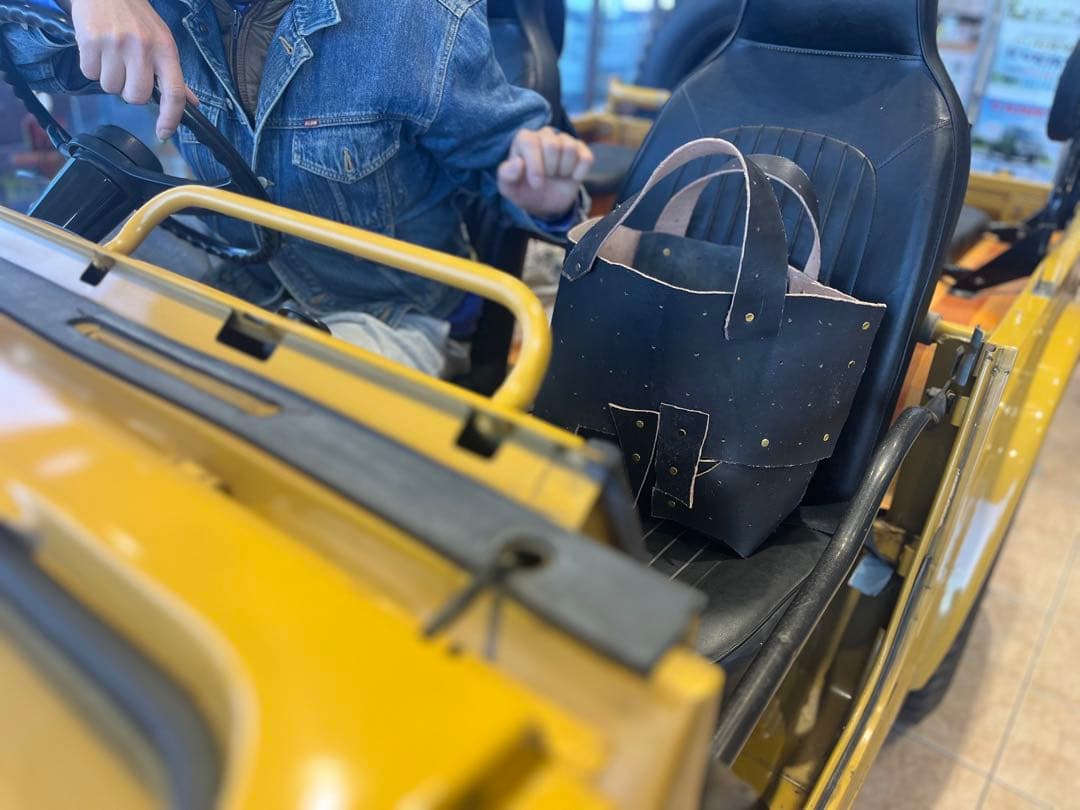 NPW(ヌメ革のパッチワーク)のバッグ。 NPWの学校ワークショップにて制作。