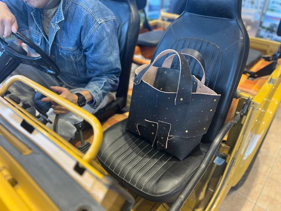 NPW(ヌメ革のパッチワーク)のバッグ。 NPWの学校ワークショップにて制作。