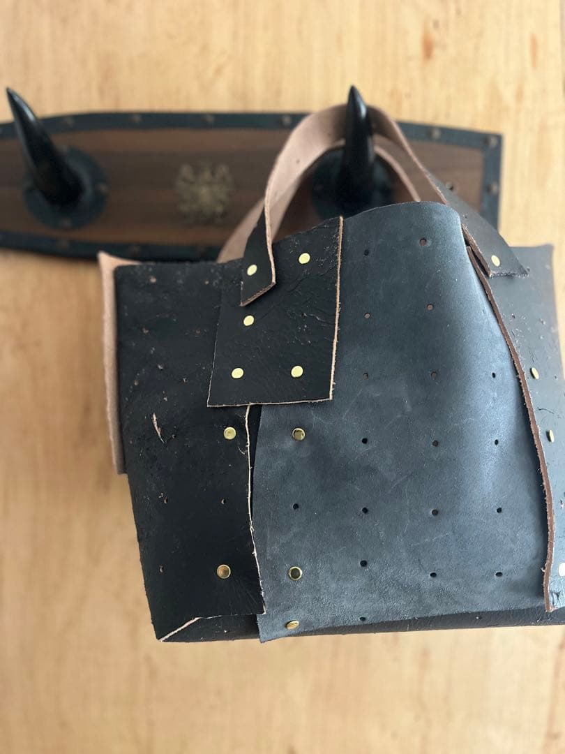 NPW(ヌメ革のパッチワーク)のバッグ。 NPWの学校ワークショップにて制作。