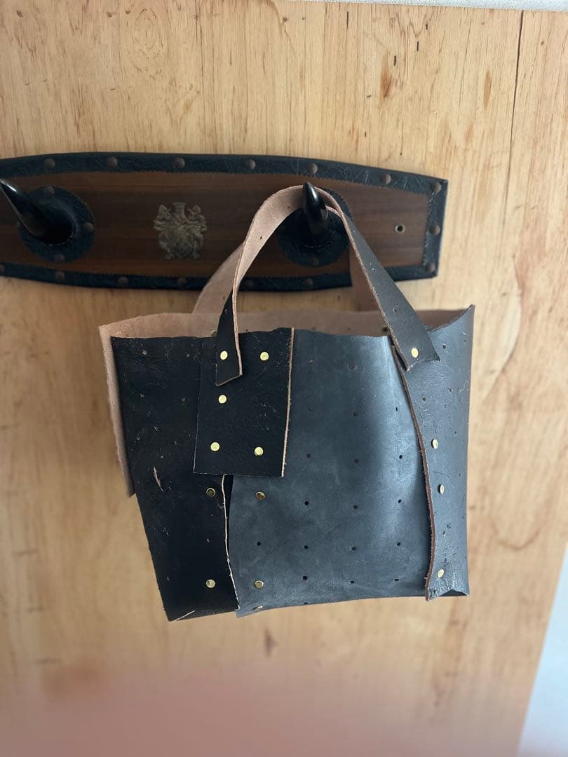 NPW(ヌメ革のパッチワーク)のバッグ。 NPWの学校ワークショップにて制作。