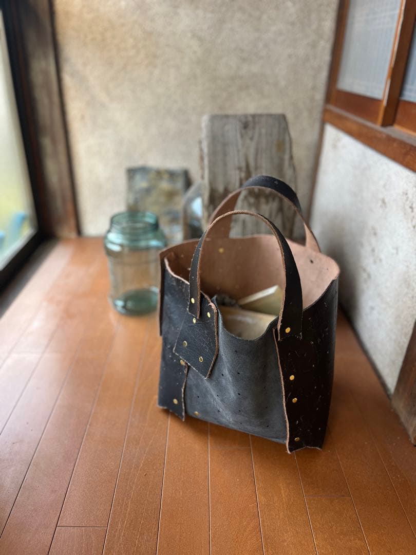 NPW(ヌメ革のパッチワーク)のバッグ。 NPWの学校ワークショップにて制作。