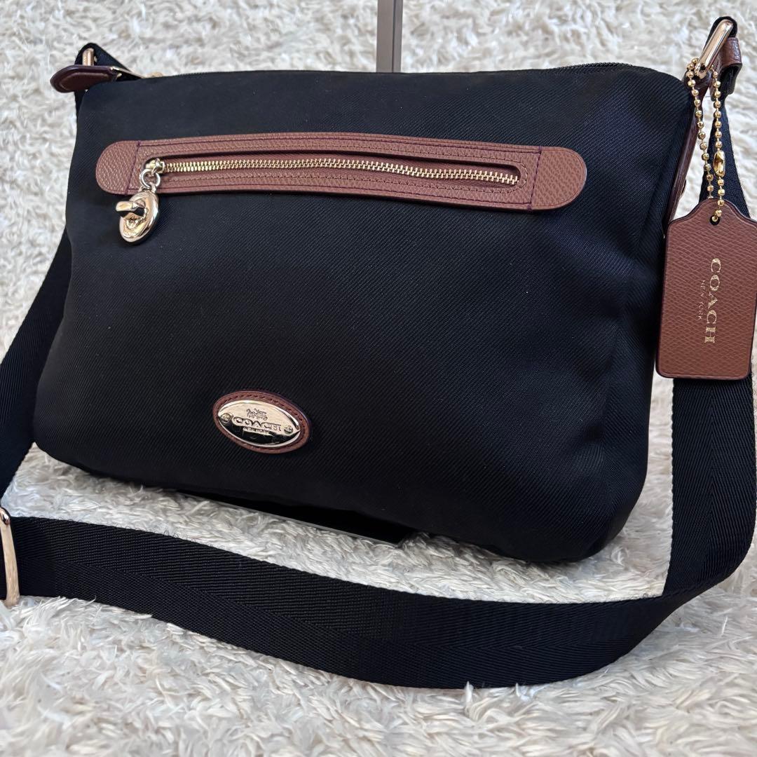 新品同様✨コーチ ショルダーバッグ ブラック ターンロック チャーム 男女兼用