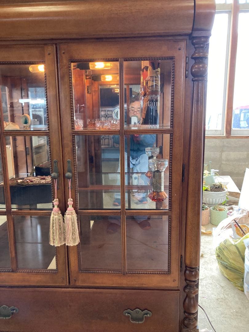 英国アンティーク　ガラスキャビネット　庫内照明付き