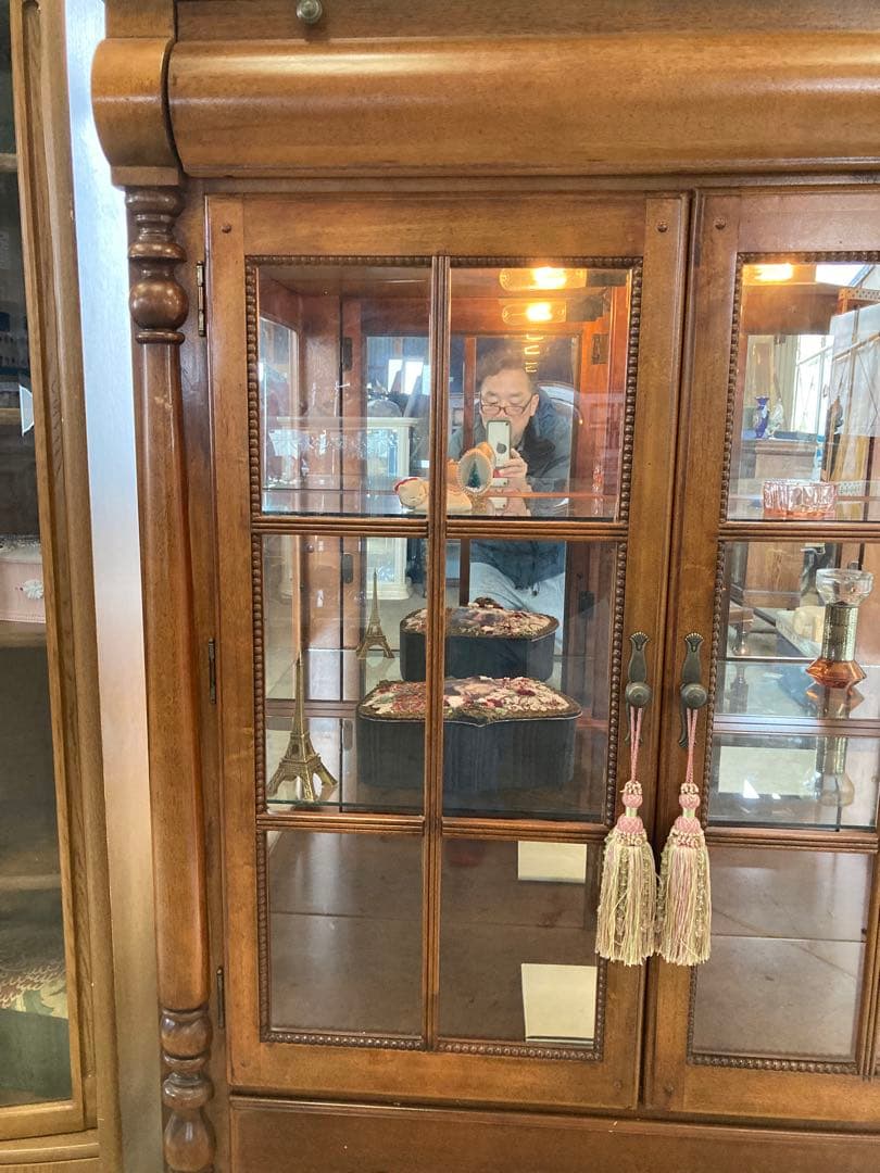 英国アンティーク　ガラスキャビネット　庫内照明付き