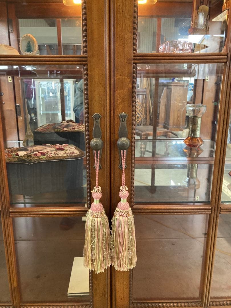 英国アンティーク　ガラスキャビネット　庫内照明付き