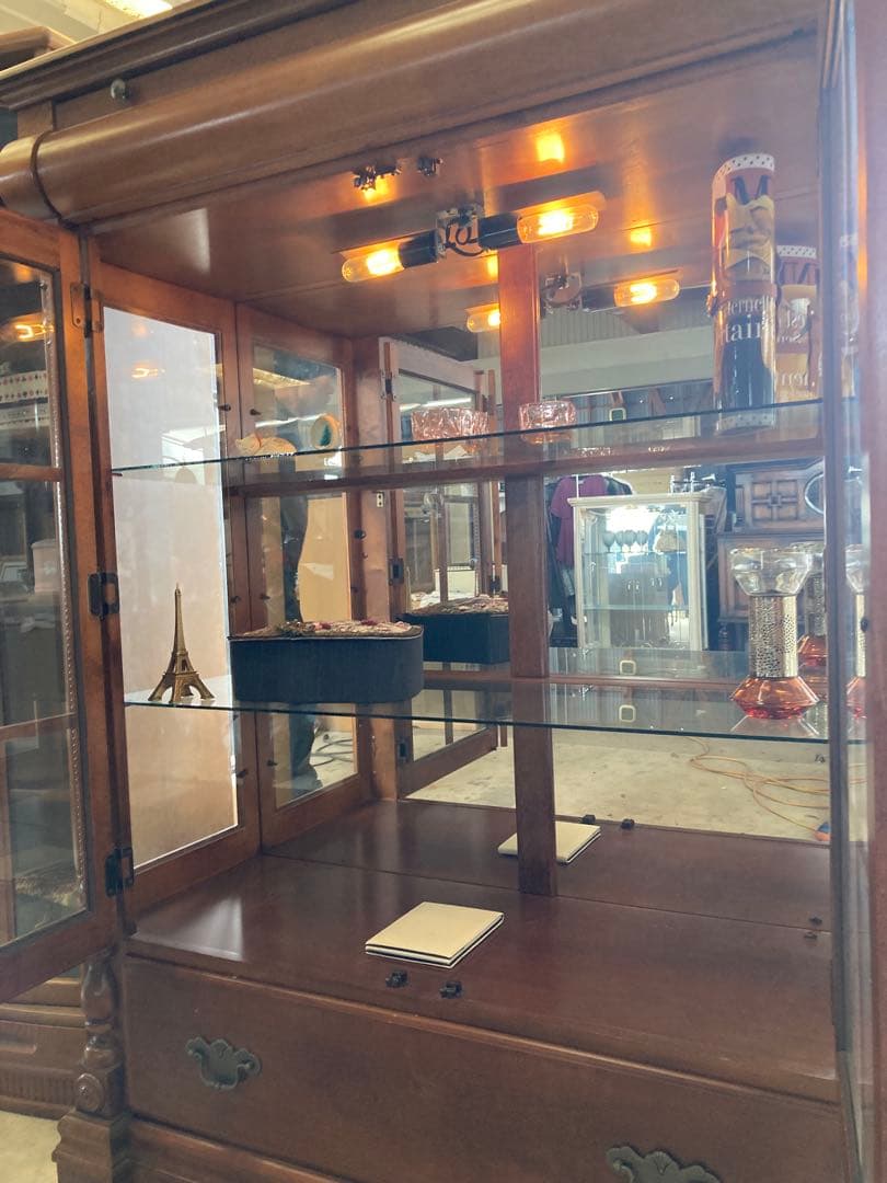 英国アンティーク　ガラスキャビネット　庫内照明付き