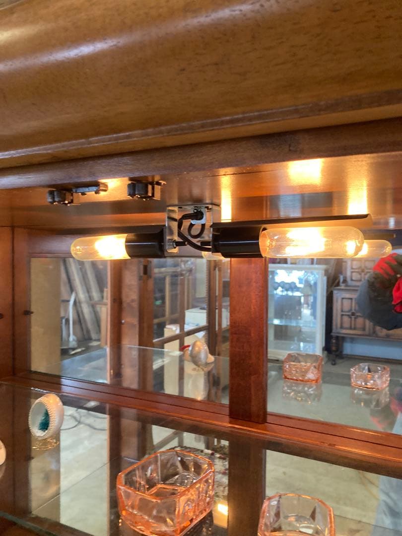 英国アンティーク　ガラスキャビネット　庫内照明付き