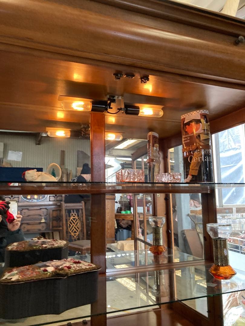 英国アンティーク　ガラスキャビネット　庫内照明付き