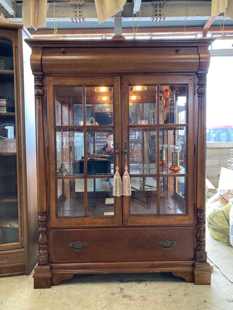 英国アンティーク　ガラスキャビネット　庫内照明付き