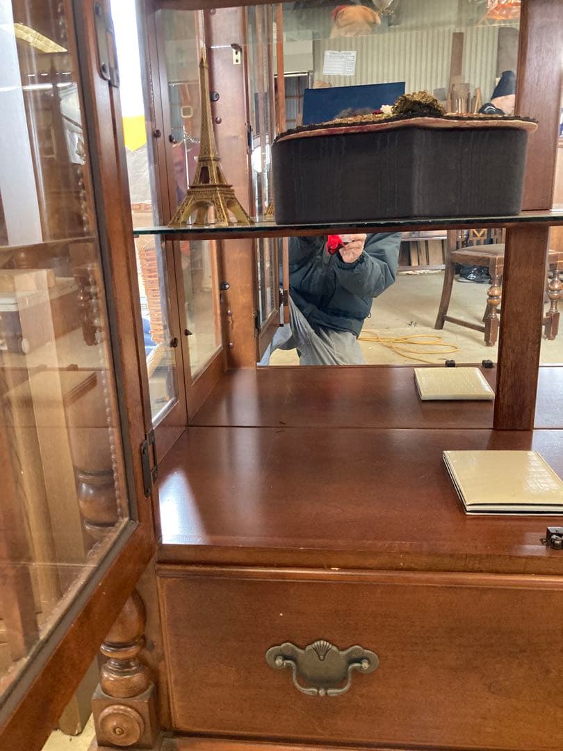 英国アンティーク　ガラスキャビネット　庫内照明付き