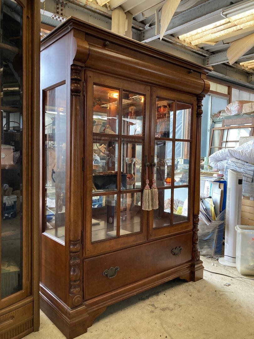 英国アンティーク　ガラスキャビネット　庫内照明付き