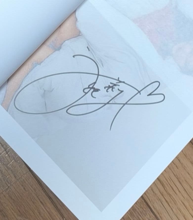 直筆サイン入り 永瀬莉子1st写真集 glimmers