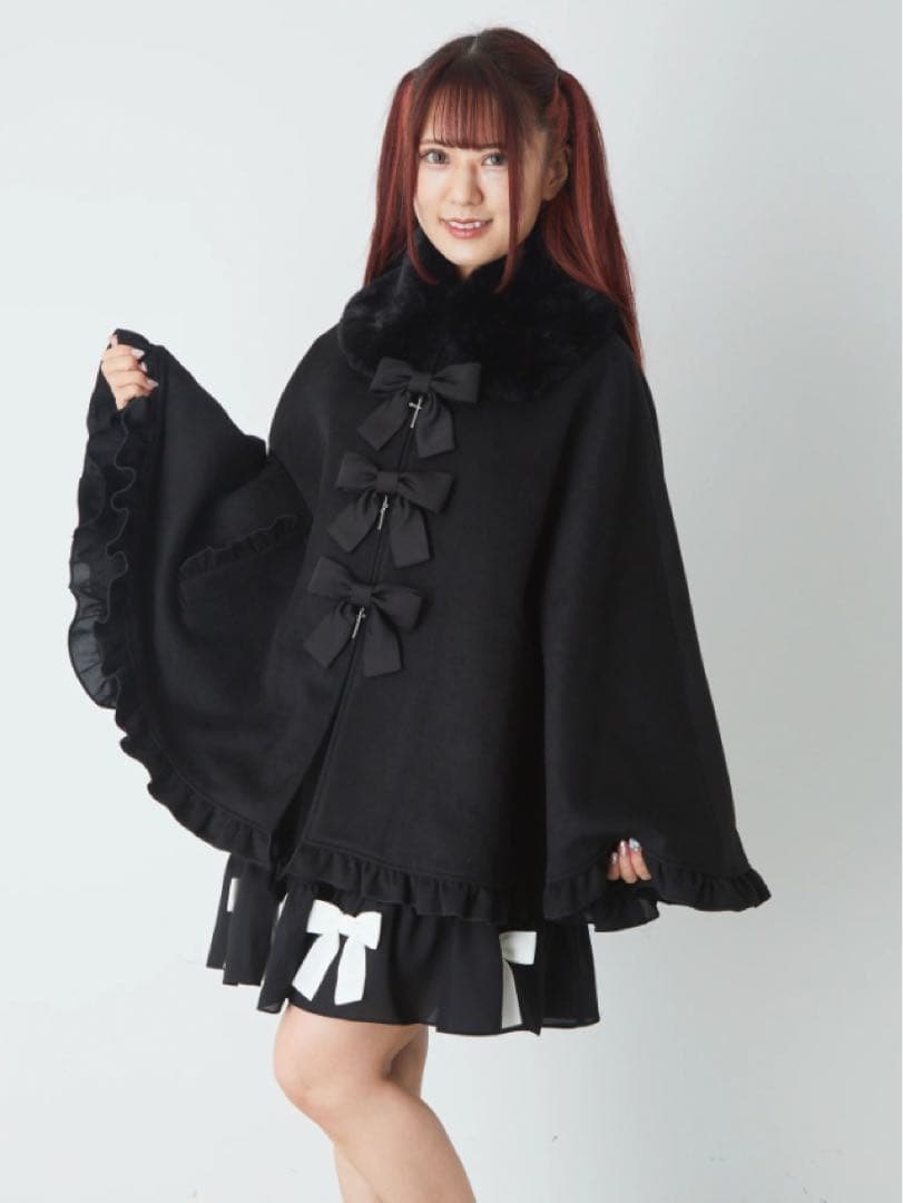 【試着のみ】 Jamieエーエヌケー　リボンが3つフリルケープ　ポンチョ　ファー