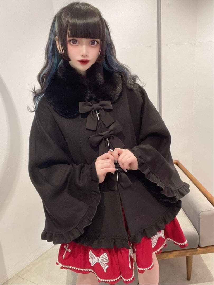 【試着のみ】 Jamieエーエヌケー　リボンが3つフリルケープ　ポンチョ　ファー