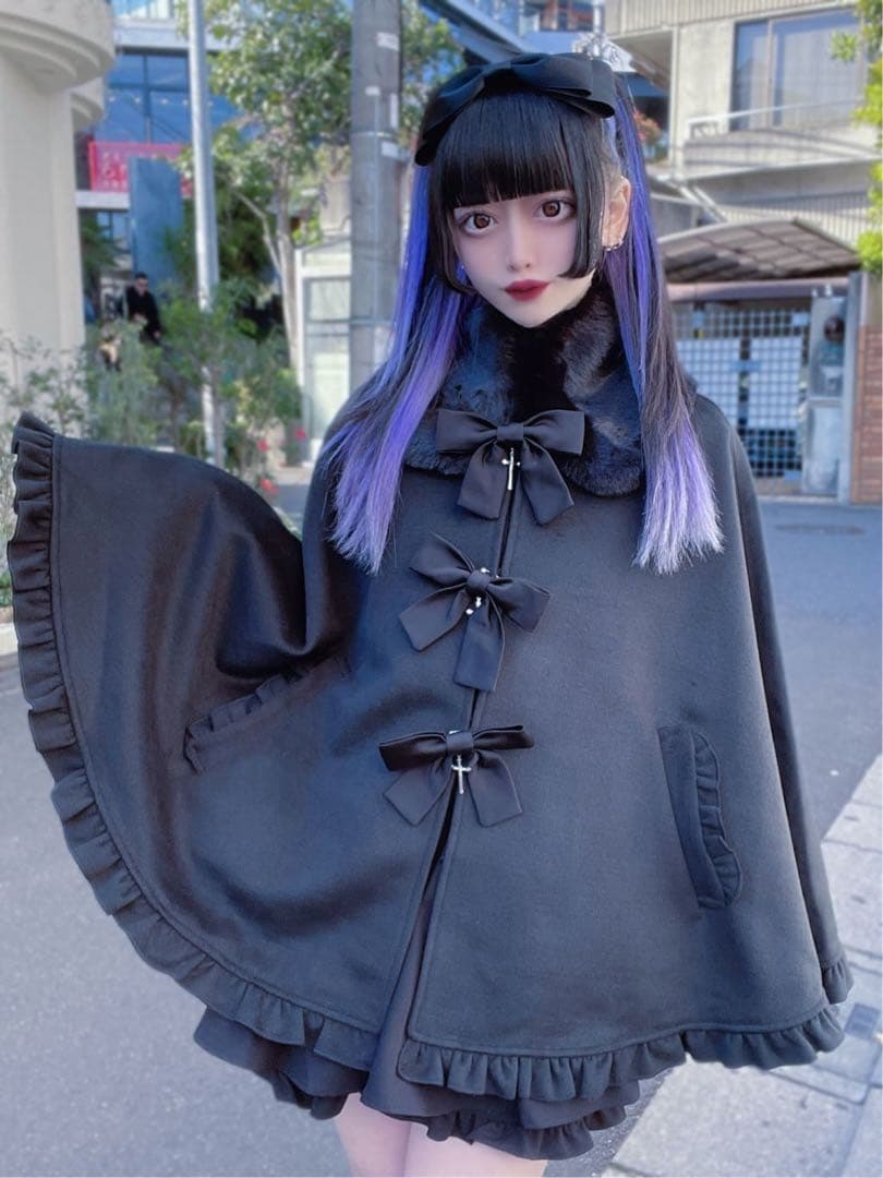 【試着のみ】 Jamieエーエヌケー　リボンが3つフリルケープ　ポンチョ　ファー