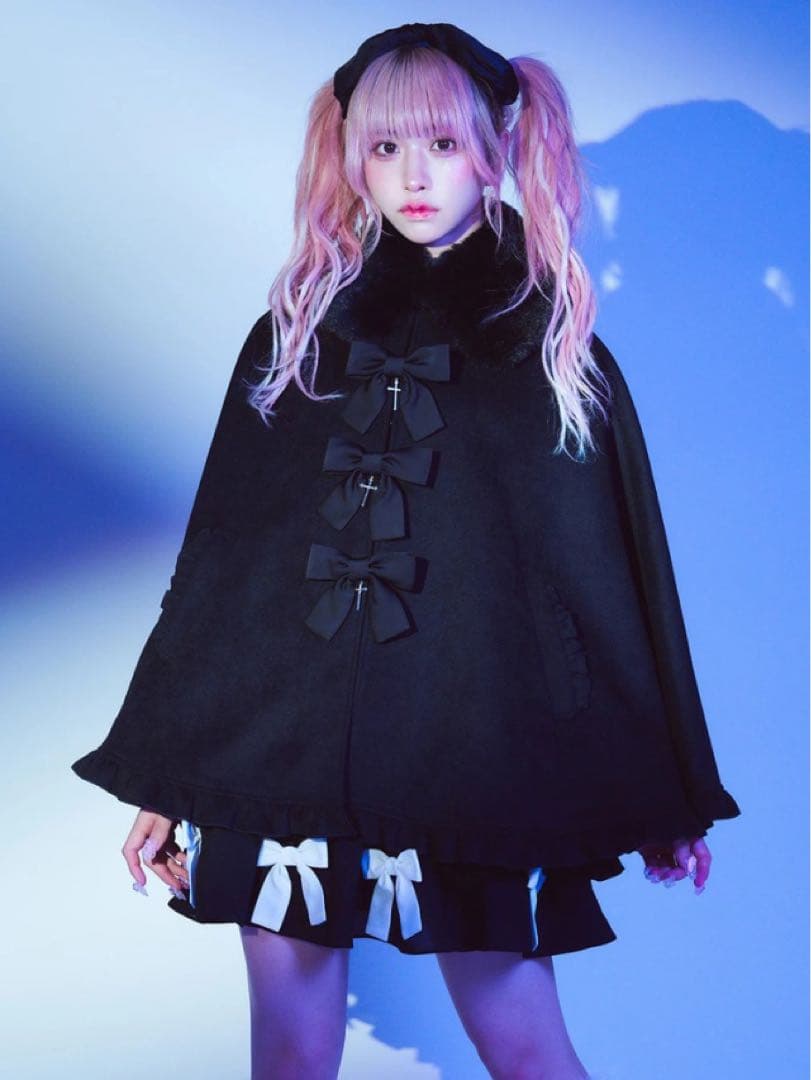 【試着のみ】 Jamieエーエヌケー　リボンが3つフリルケープ　ポンチョ　ファー