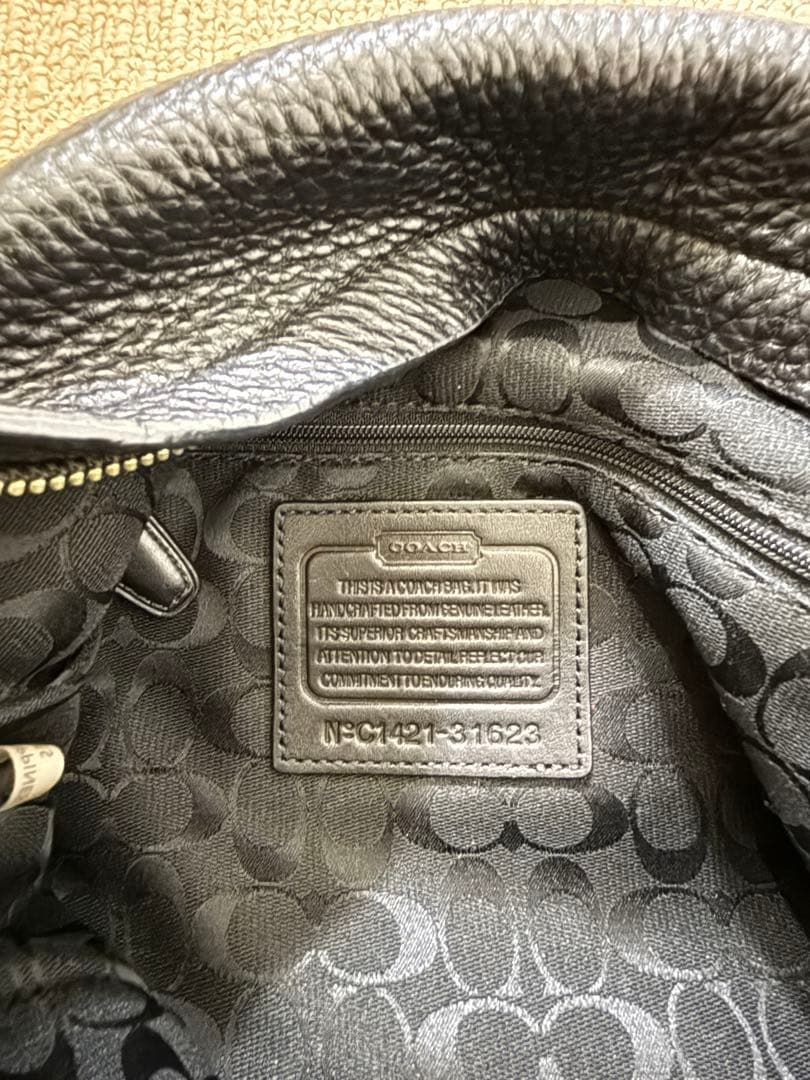 COACH ブラック ショルダーバッグ（レザー）