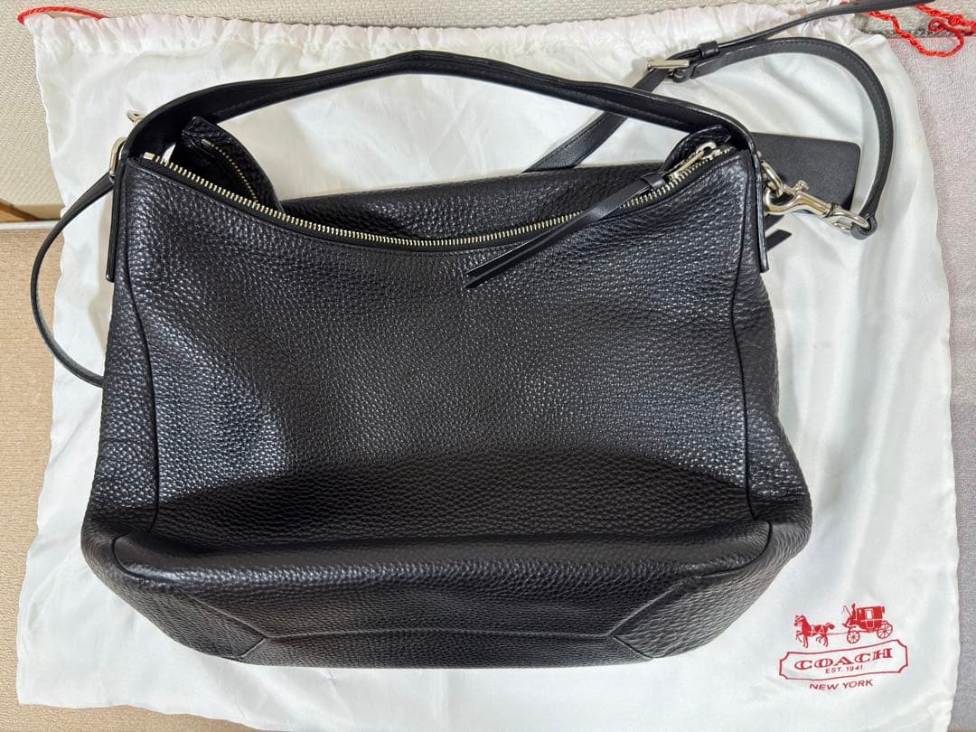 COACH ブラック ショルダーバッグ（レザー）