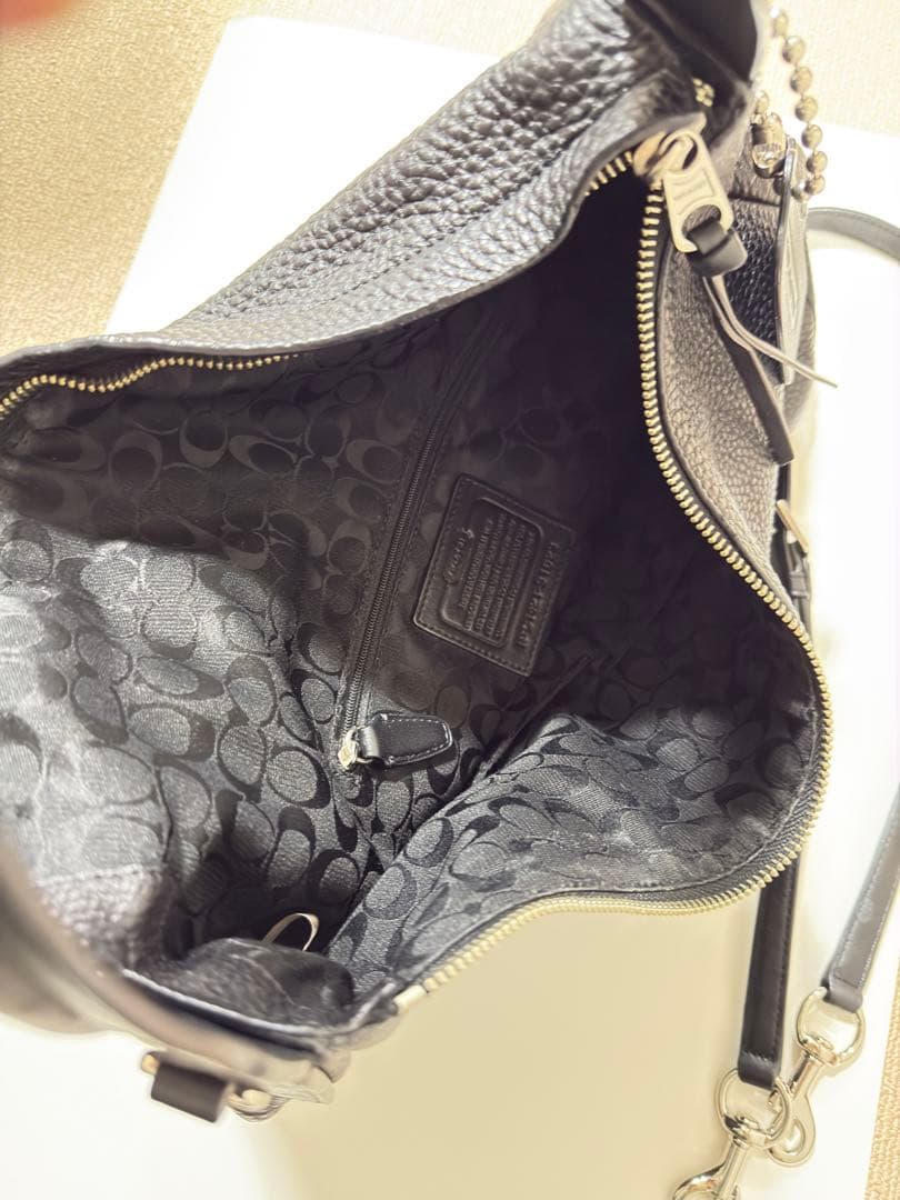 COACH ブラック ショルダーバッグ（レザー）