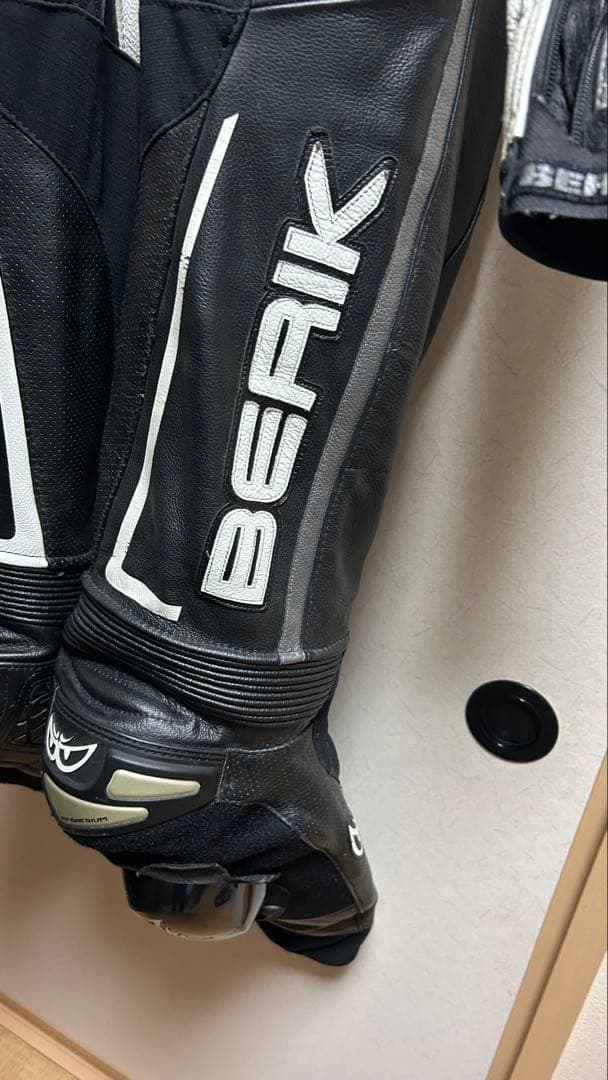 BERIK 2.0 レーシングスーツ Lサイズ 黒/白 サイズ 52