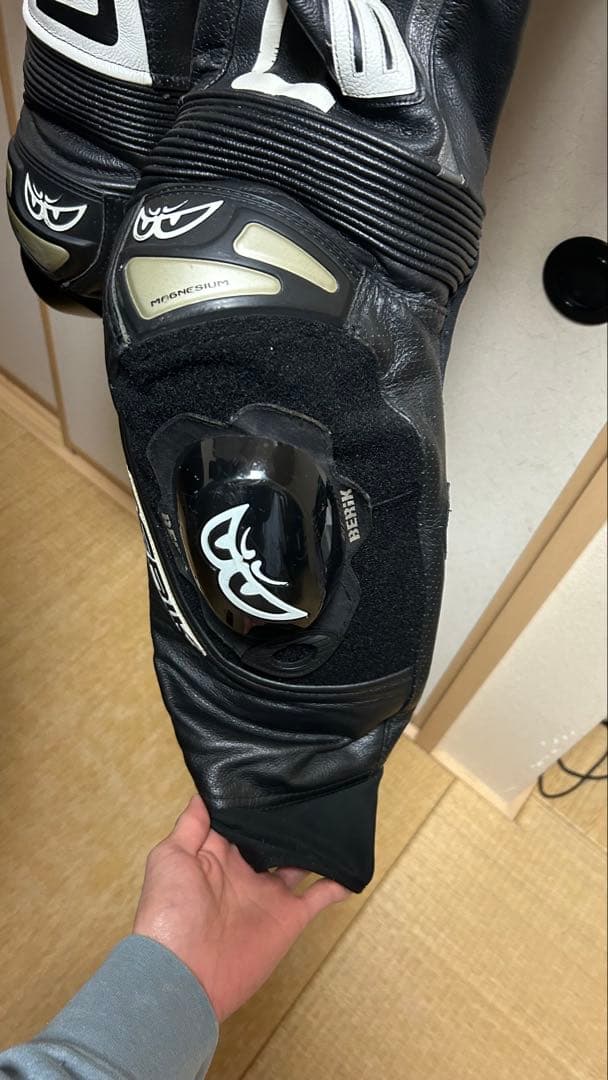 BERIK 2.0 レーシングスーツ Lサイズ 黒/白 サイズ 52