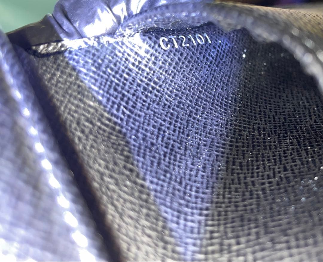 ちゃんはる　　　LOUIS VUITTON ダミエ 二つ折り財布