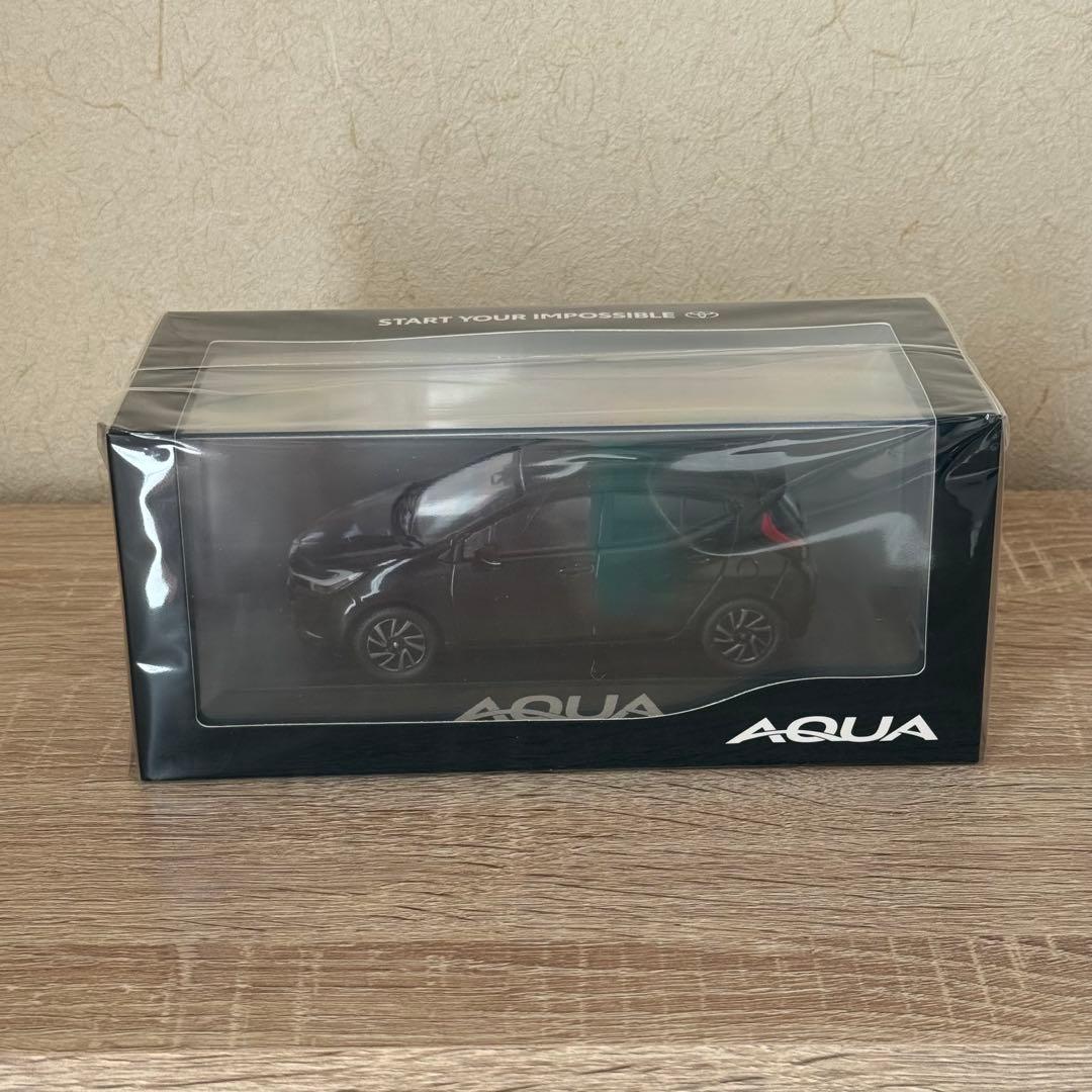 【非売品】トヨタ 新型アクア ブラックマイカ 1/30ミニカー