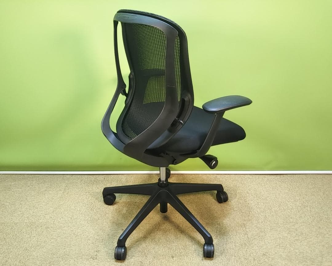 at　オカムラ　シルフィーチェア　ローバック　固定肘　前傾機能　メッシュ　中古品