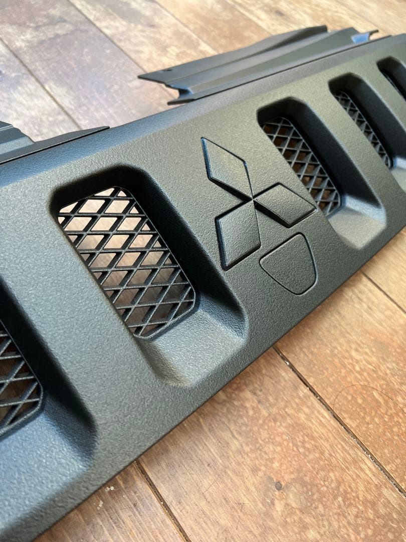 T*o様 マイナーチェンジ前デリカD5 フロントグリル　チッピング塗装品