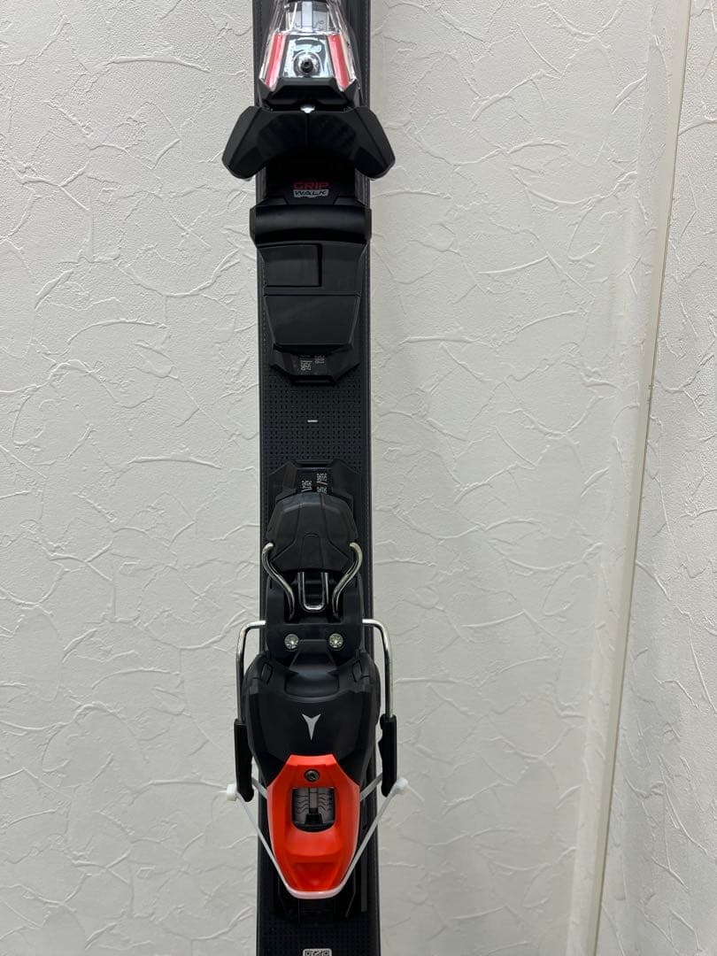 ATOMIC アトミック スキー板 とラインSKIS POLES スキーポール