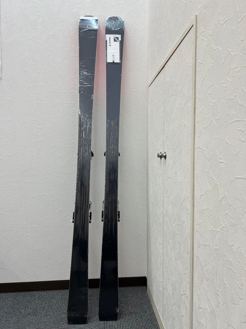 ATOMIC アトミック スキー板 とラインSKIS POLES スキーポール