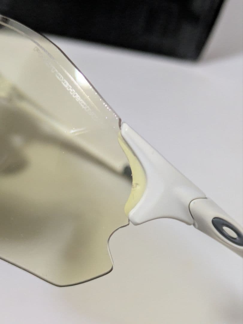 美しく軽い　オークリー 　本格スポーツサングラス イーブイゼロパス 未使用