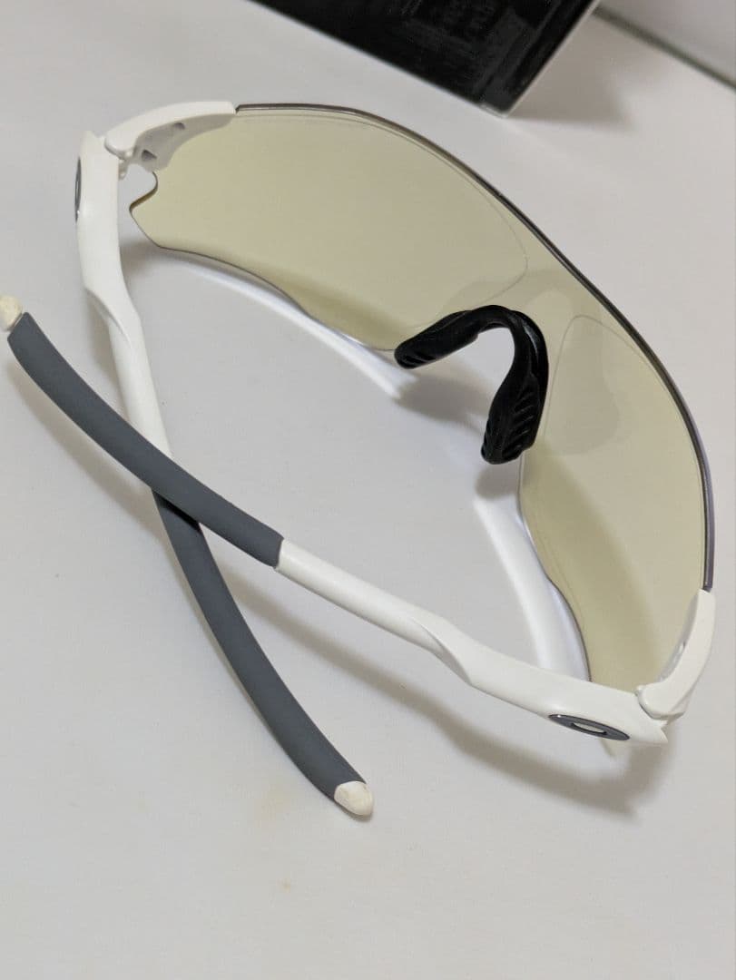 美しく軽い　オークリー 　本格スポーツサングラス イーブイゼロパス 未使用