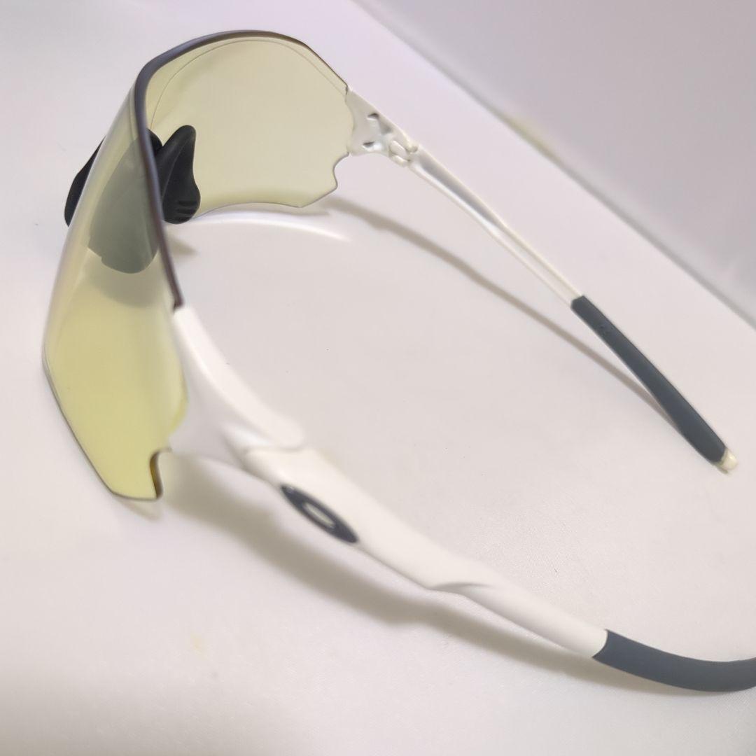 美しく軽い　オークリー 　本格スポーツサングラス イーブイゼロパス 未使用